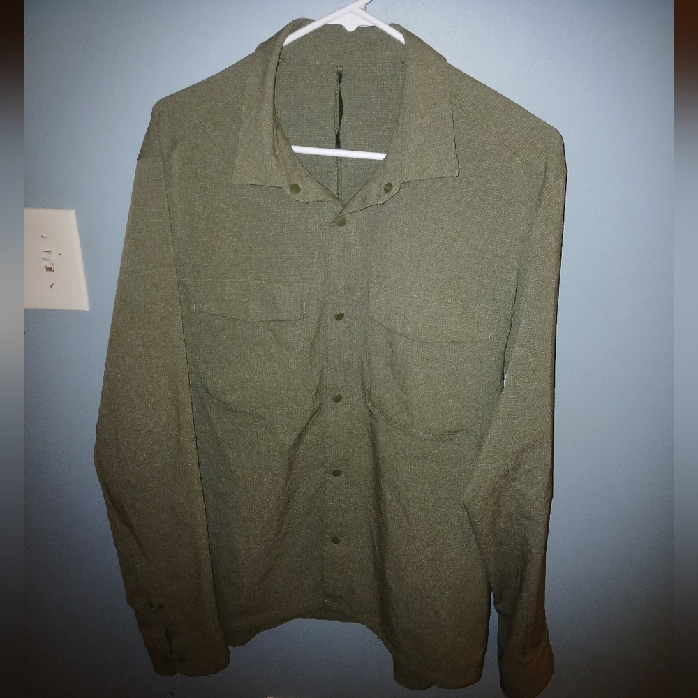 Men's Lululemon snap closure shirt